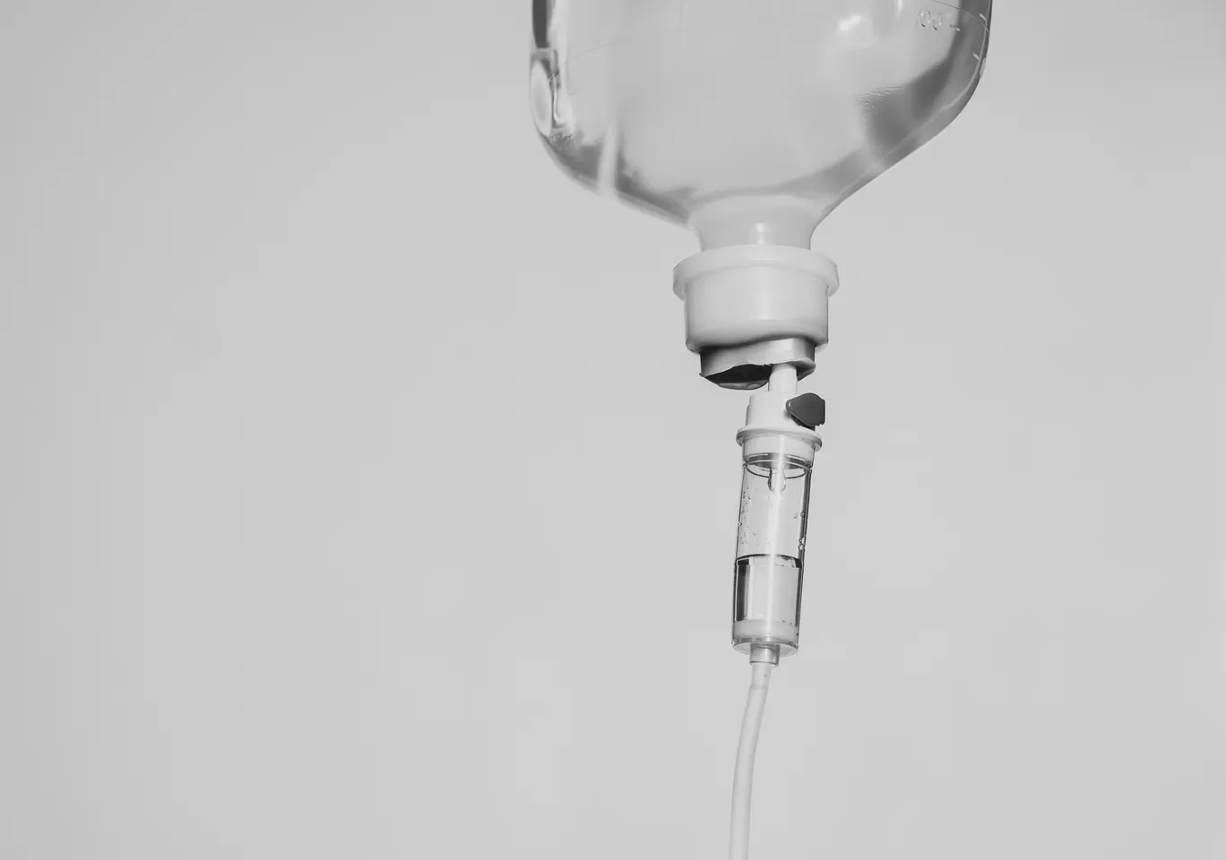 Kroplówki witaminowe Inowrocław: butelka soli fizjologicznej z komorą kroplową