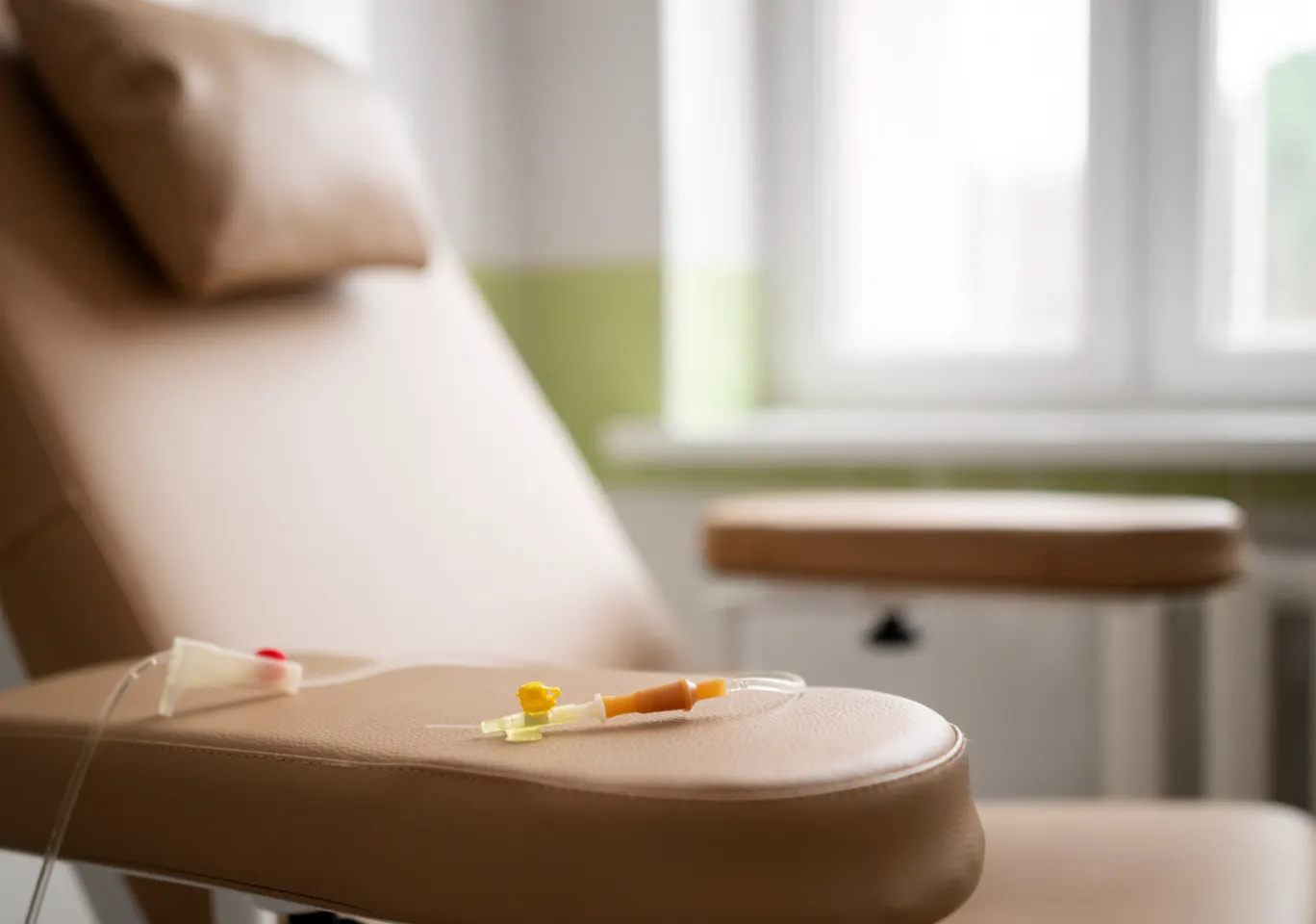 Kroplówki witaminowe Nakło nad Notecią: fotel zabiegowy z przygotowaną linią infuzyjną