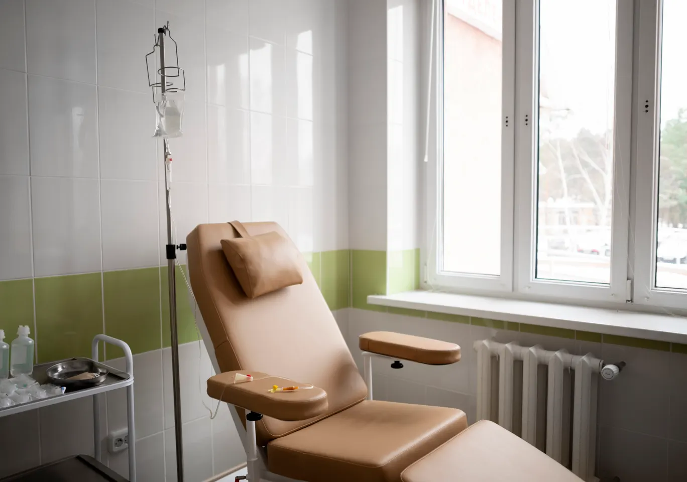 Kroplówki witaminowe Bydgoszcz: gabinet zabiegowy z fotelem i stojakiem na kroplówkę