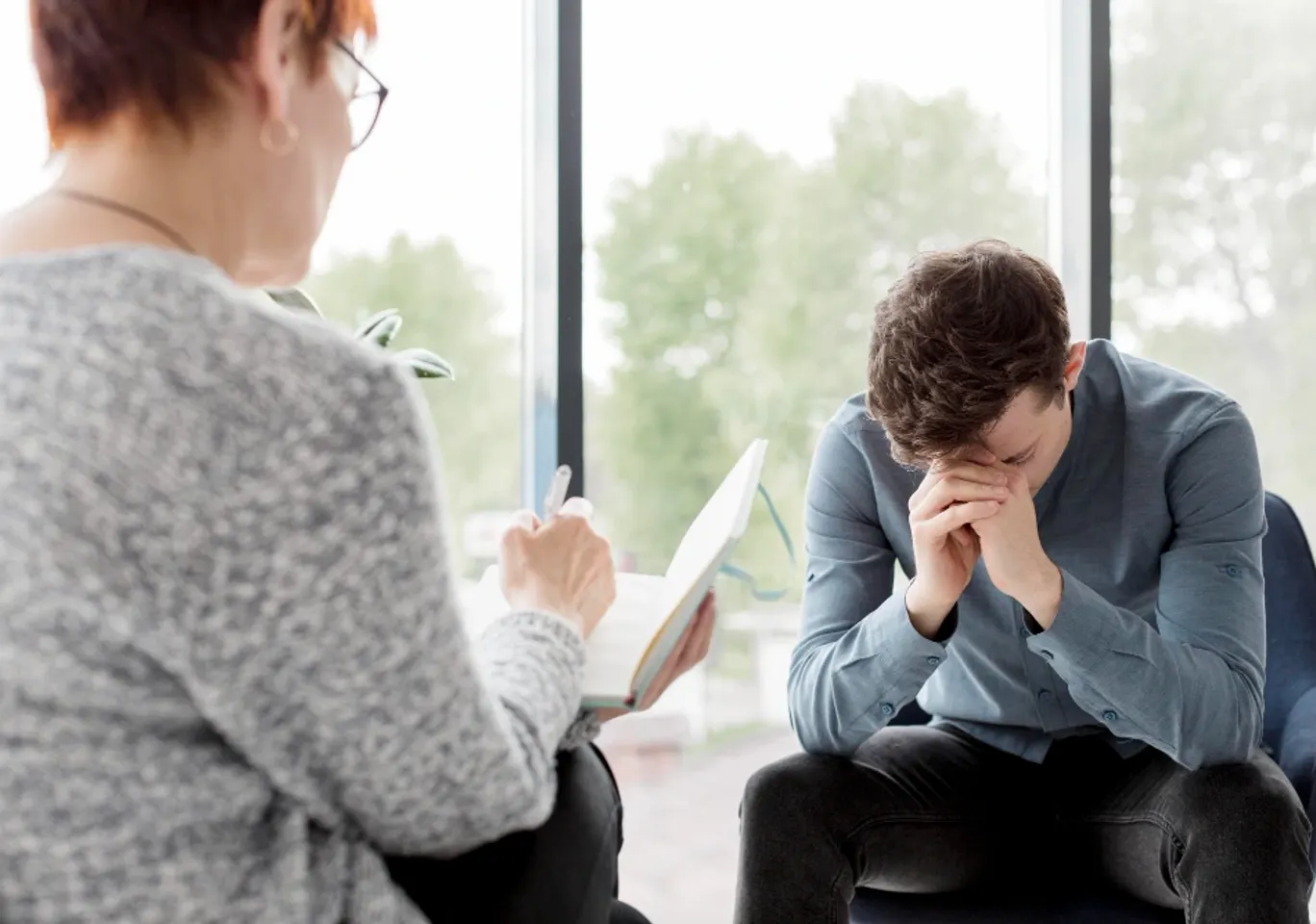 Terapia uzależnień Bydgoszcz: konsultacja u terapeuty przy oknie