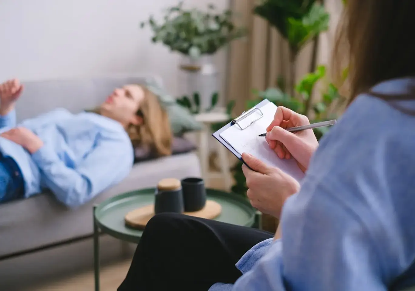 Uzależnienia behawioralne Bydgoszcz: sesja terapeutyczna na kozetce